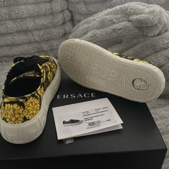 Versace canvas sneakers. Size 36 - Picture 2 of 5